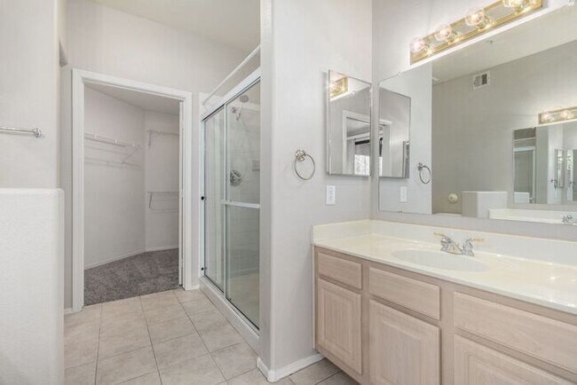 Building Photo - 2-bedroom 2 bath condo in Gated Community ...