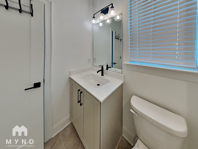 Building Photo - 828 S Columbia Dr