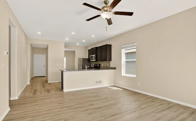 Building Photo - 308 Bowles St