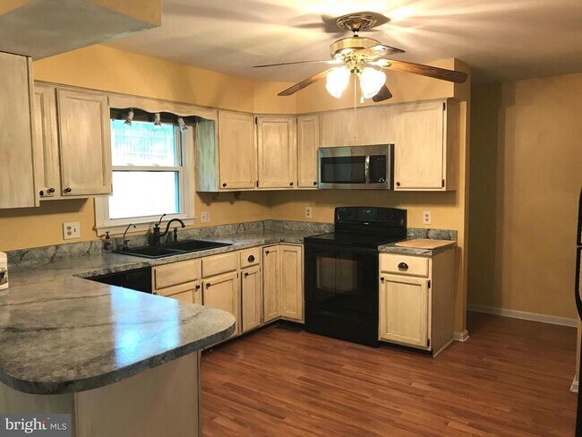 Building Photo - 2021 State Room Dr