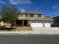 Building Photo - Beautiful Spacious 5 Bedroom Home Located ...