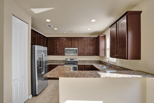 Building Photo - Gorgeous Townhome in Parkland