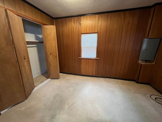 Building Photo - 2 Bed, 1 Bath Single Family House in East ...