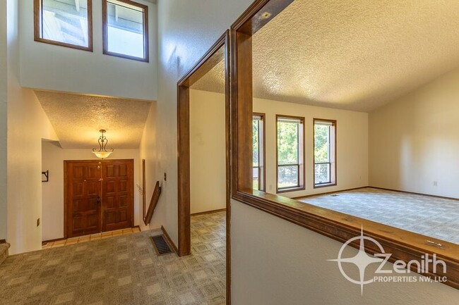 Building Photo - 9313 NE 81st Ave