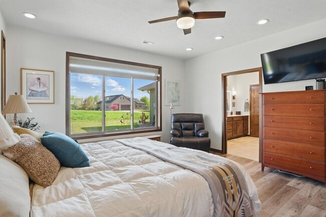 Building Photo - 5700 Island Ct