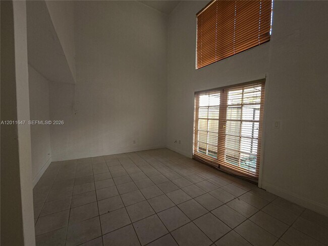 Building Photo - 10907 N Kendall Dr