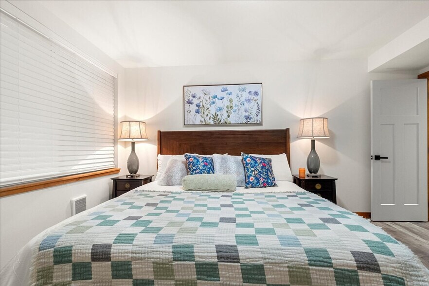 Building Photo - 123 Mowich Way