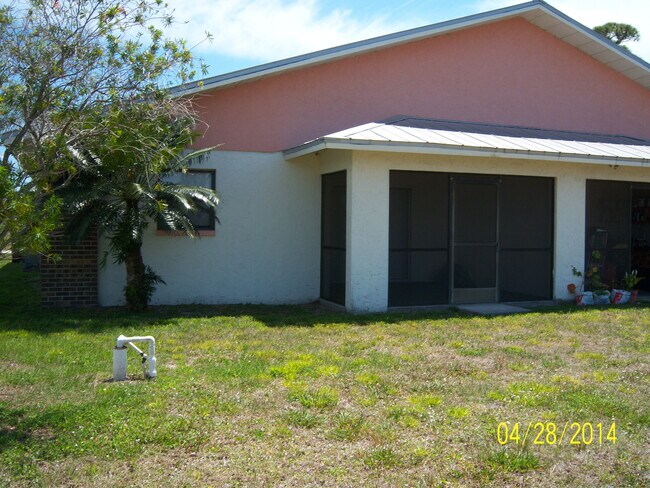 Building Photo - 611 SW 3rd Ter