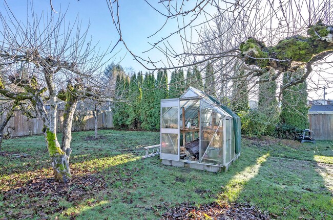 Building Photo - Fully Furnished Bungalow with Studio Living and Scenic Views in Tacoma!