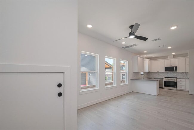 Building Photo - 1350 W 24th St
