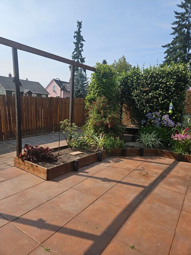 Building Photo - 3 Bedroom, 1 1/2 bath townhouse in Hillsboro
