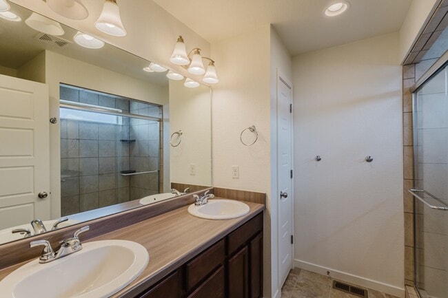 Building Photo - 2656 Champagne Ave