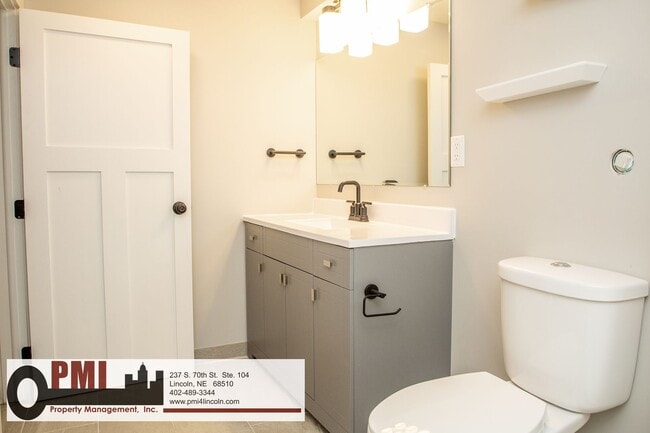 Building Photo - 820 S 38th St