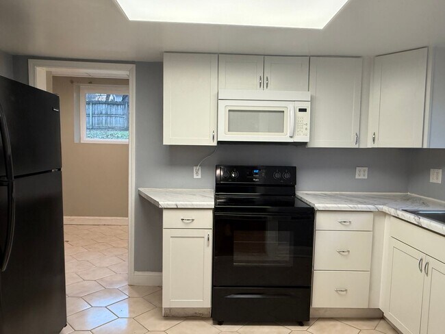 Building Photo - Very nice home located in the Tree Streets - Walking distance to ETSU!