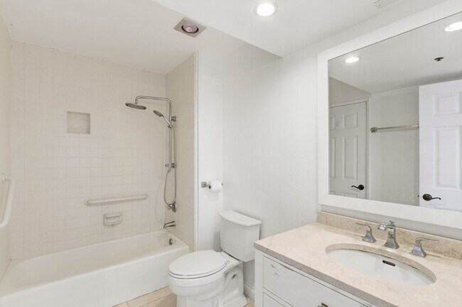 Building Photo - Ocean and Newport Harbor Views