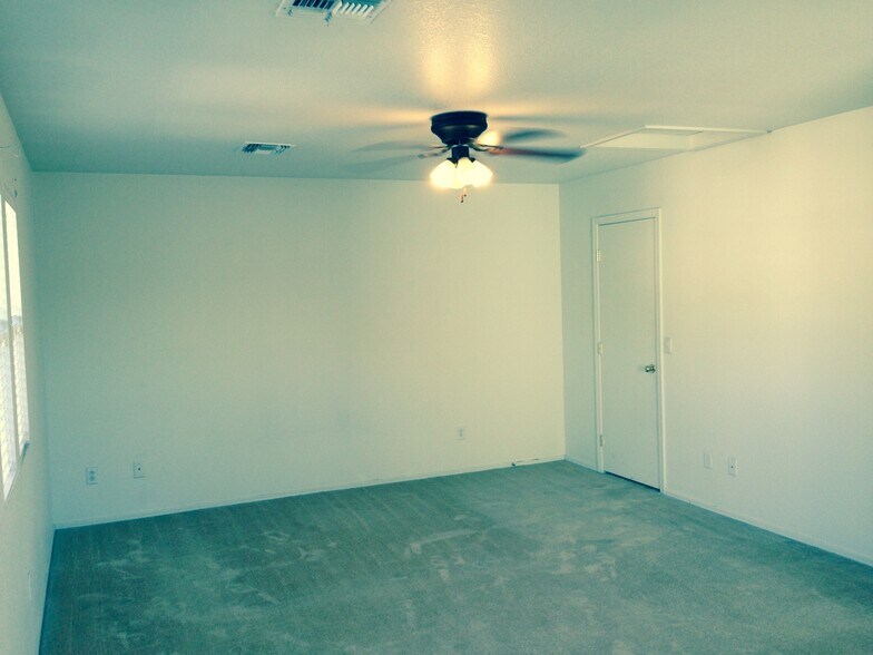 Building Photo - 722 N 112th Dr