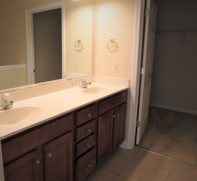 Building Photo - 908 Resort Cir