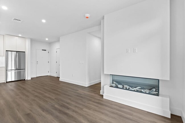 Building Photo - 2 Bedroom Corner-Unit with Wooded Balcony ...