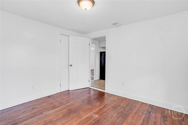 Building Photo - 906 E 39th St