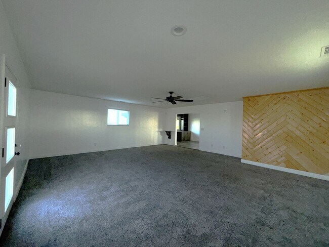 Building Photo - 4-bedroom, 2-bathroom home located in the vibrant city of Visalia, CA.