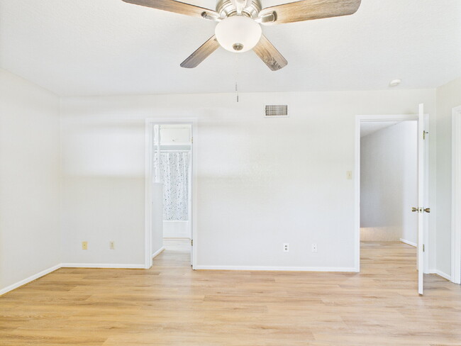 Building Photo - 2-Bed Duplex on Frederick Road !"