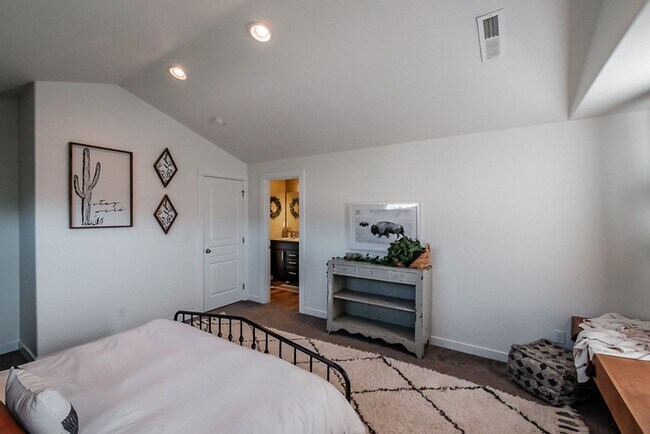 Building Photo - Beautiful 3 Bedroom on Large Corner Lot!