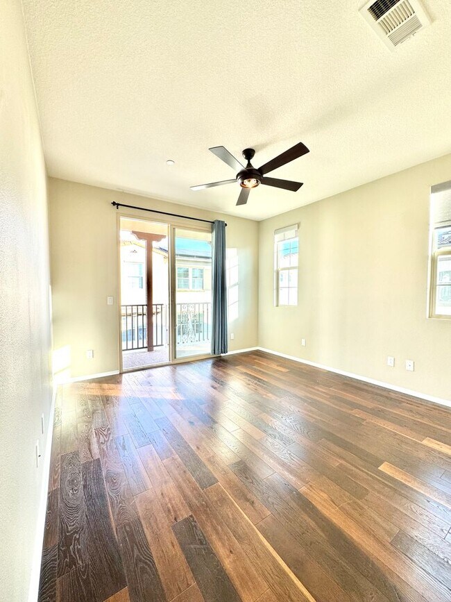 Building Photo - Newer Built Townhome with Solar in Gated Community! Pet-Friendly!