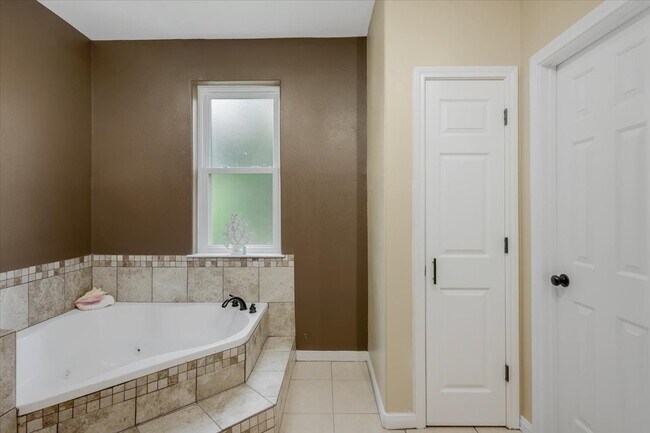 Building Photo - 5343 Oak Cove Dr