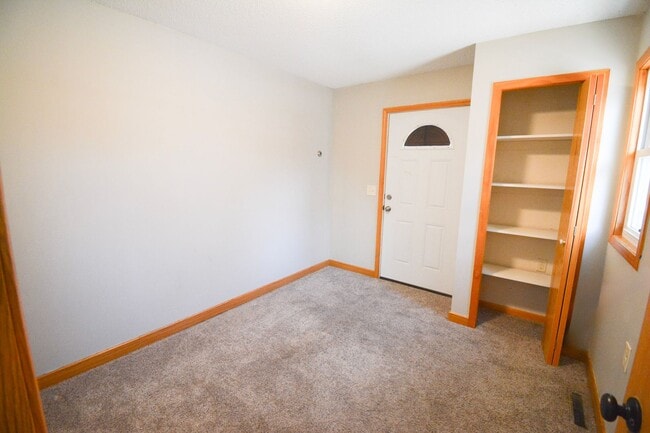 Building Photo - For Rent: 2 Bed, 1 Bath Home Near Mayo Clinic