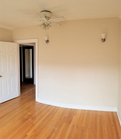 Building Photo - 4913 N Damen Ave