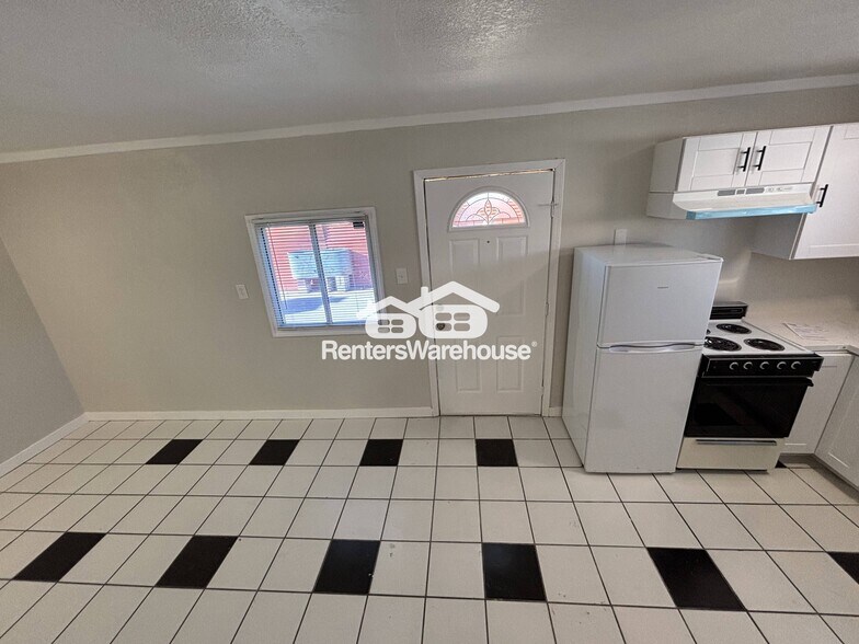 Building Photo - 2818 W Heatherbrae Dr