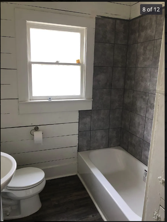 Tub/ Shower Combo - 212 S Van Buren St