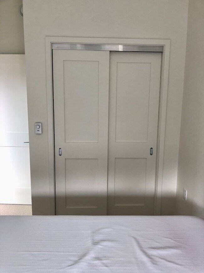 Building Photo - 1BR/1BA Available Now!! Partially Furnished - Great Portland Location!!