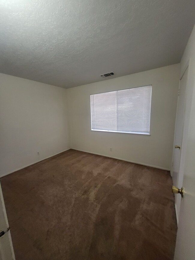 Building Photo - Brick 1600/sf 3/Bd 2/Ba 2/CG