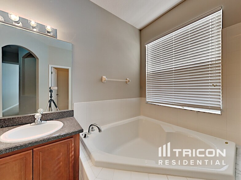 Building Photo - 6720 Guilford Crest Dr