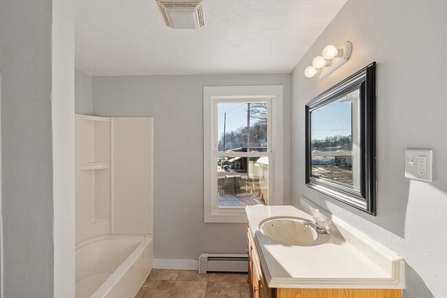 Building Photo - 88 Baker St