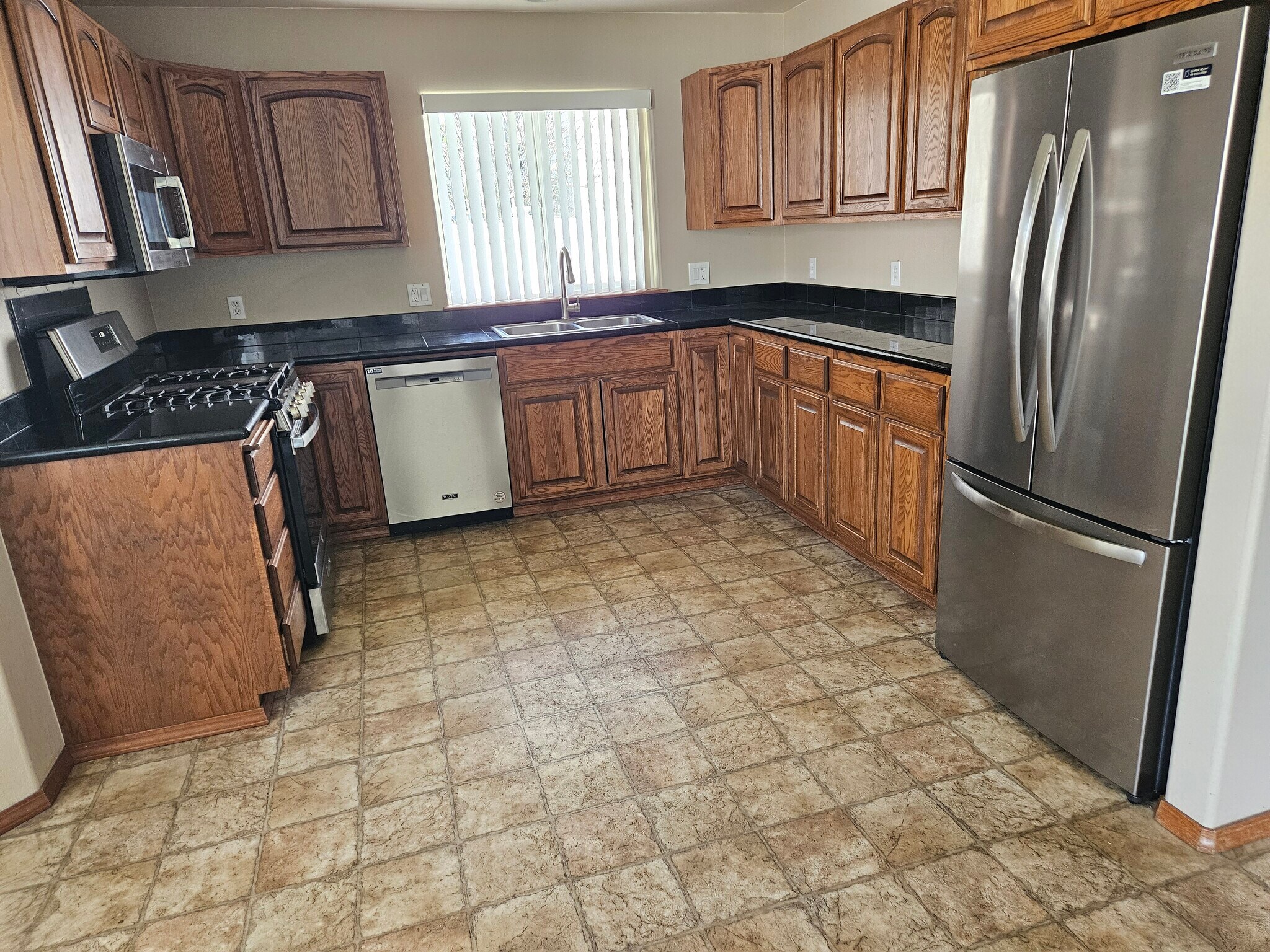 granite and stainless steel kitchen - 2943 W Blueberry Cir