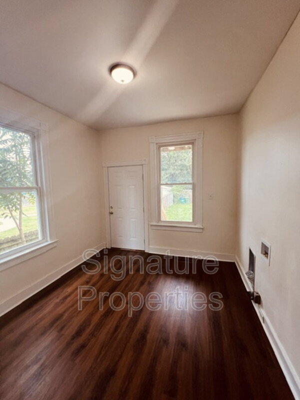 Building Photo - 102 W Lancaster Rd