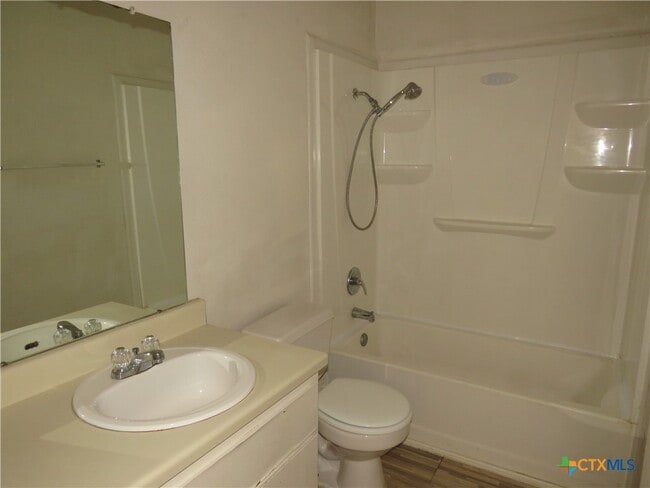 Building Photo - 1904 Cedarhill Dr