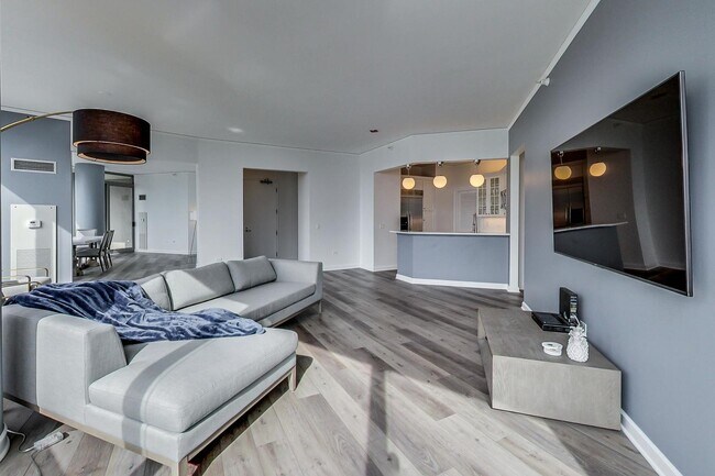 Building Photo - 420 E Waterside Dr