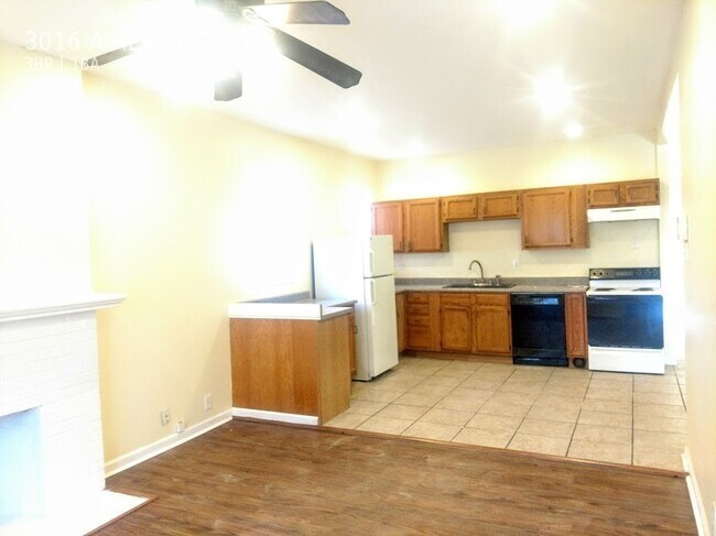 Building Photo - Huge 3br/1ba 2nd Floor Apartment in Heart ...