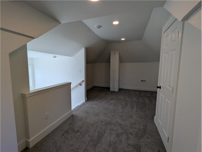 Building Photo - 619 Carpenter St