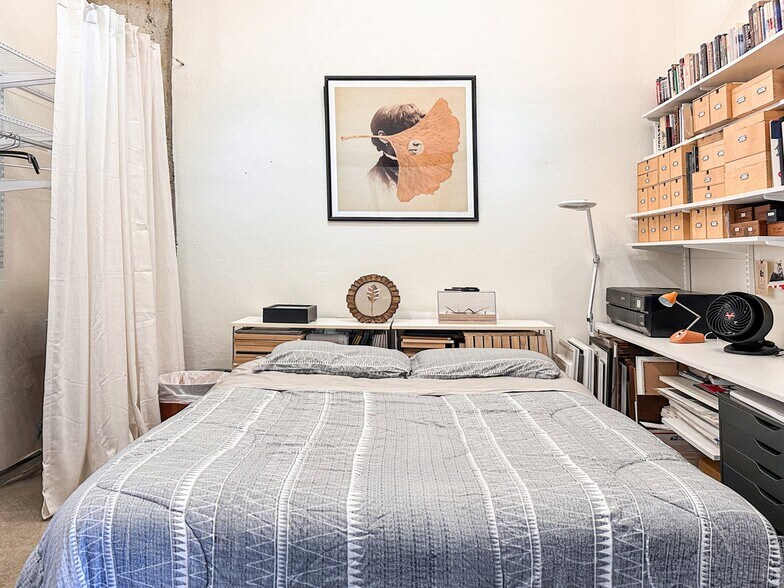 Building Photo - 315 E 8th St