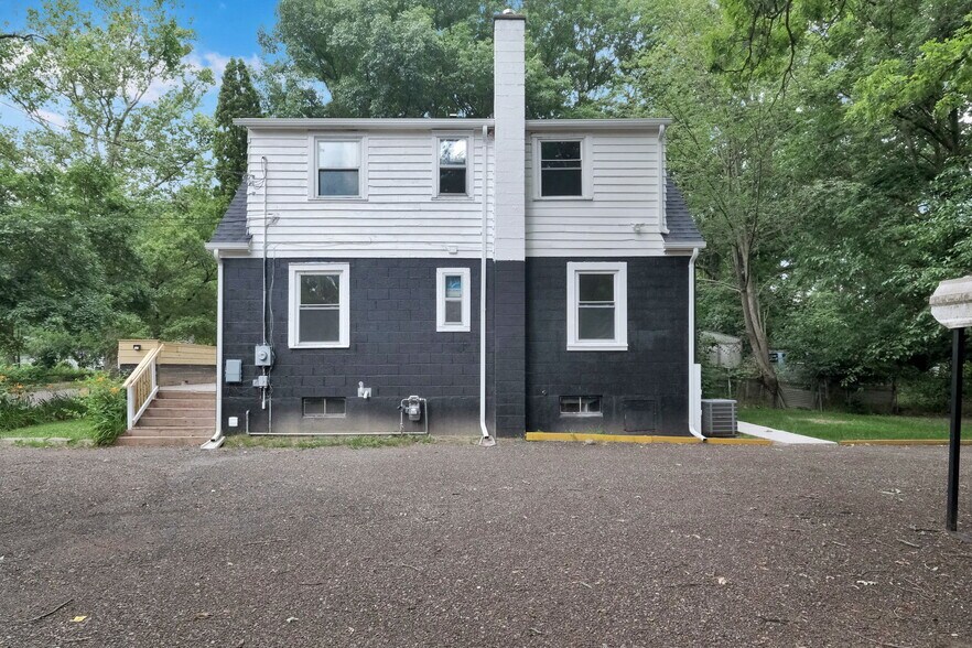 Building Photo - 1225 Regent St