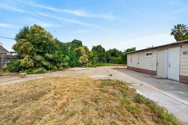 Building Photo - Charming 3-Bed Gem in Sacramento