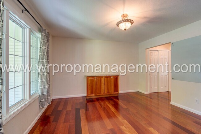 Building Photo - 4 Bed 3 Bath Home in Lambertville