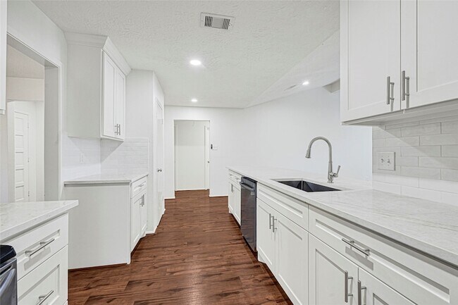 Building Photo - 206 Sweetgum Dr