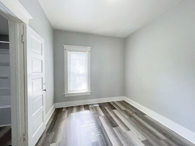Building Photo - Spacious 3 bedroom home