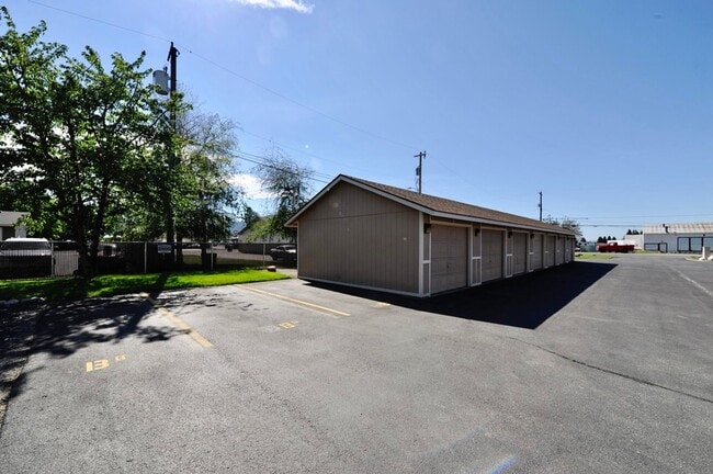 Building Photo - Hayden Apt. Available 2 bed 1 bath (upstairs)