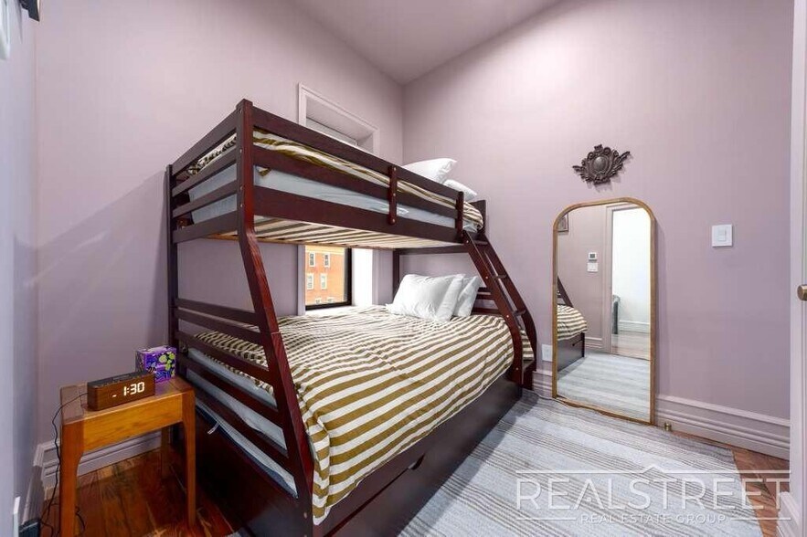 Building Photo - Refined Top-Floor 3-Bed Home in a Restored...